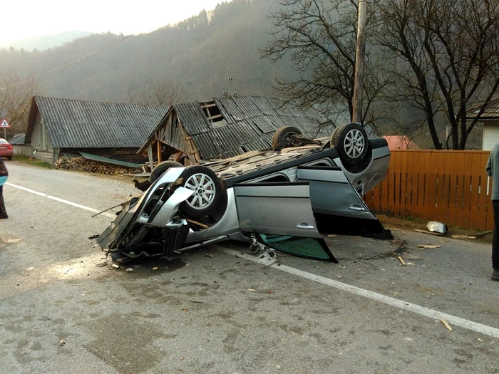 Maşina a fost distrusă aproape în întregime în accident. Foto: facebook - Claudiu Drugă