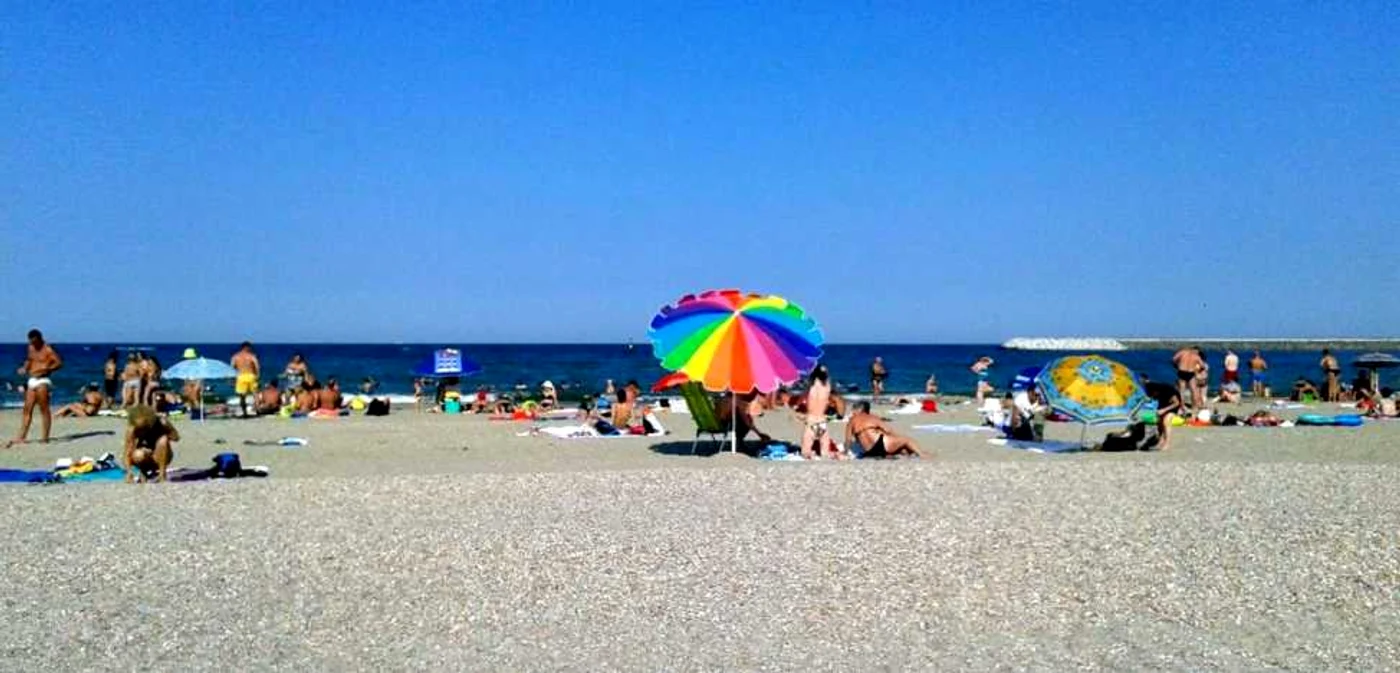 Plaja litoral nisip Marea Neagră turişti Constanţa Foto Sînziana Ionescu