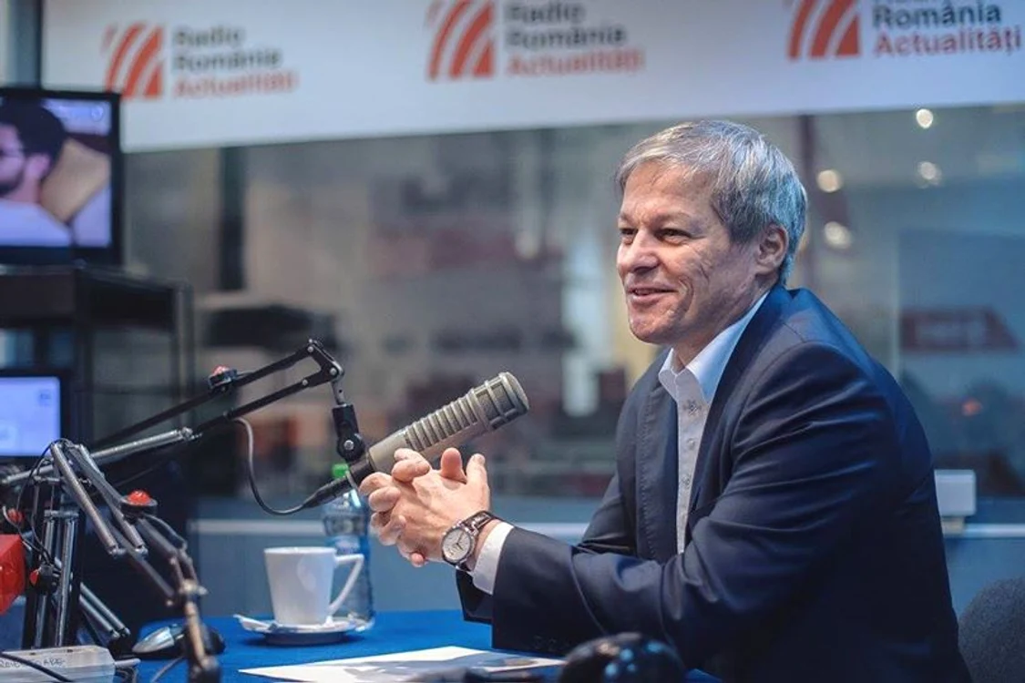 
    Dacian Cioloș și-a exprimat admirația față de sutele de mii de protestatariFoto: Facebook  