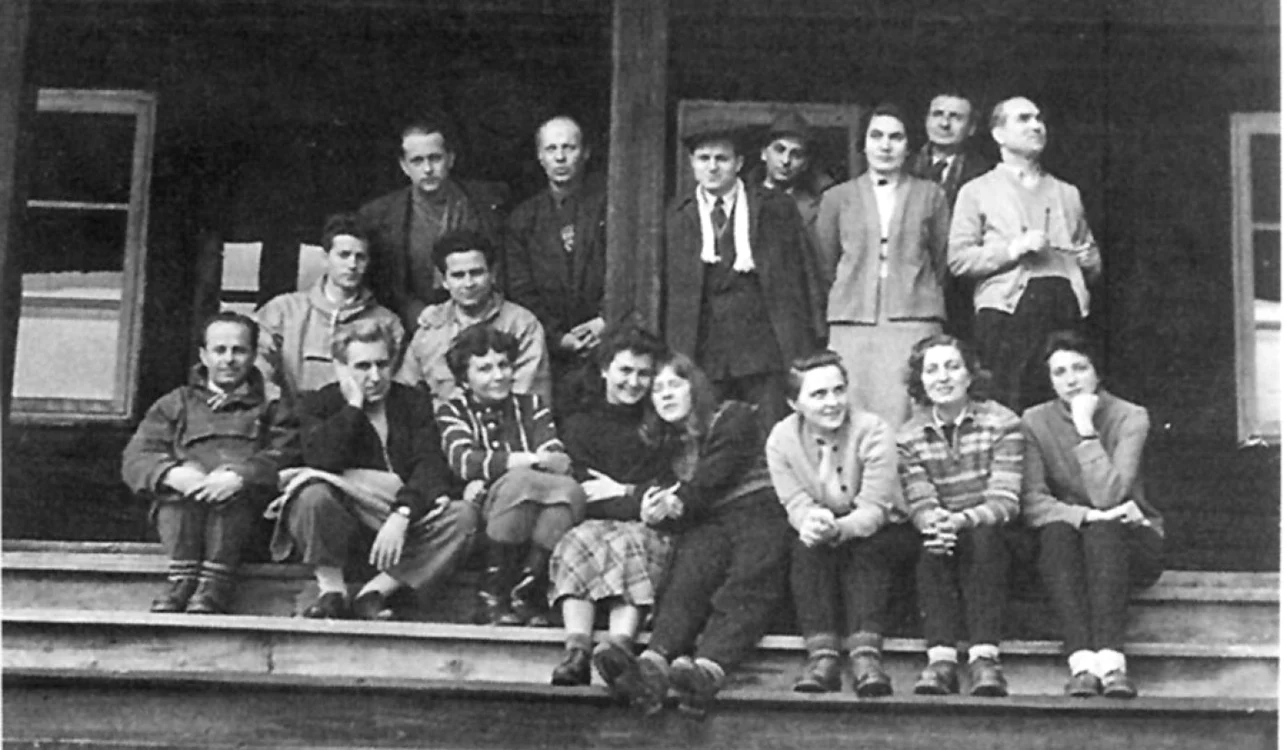 George Călinescu şi un grup de colaboratori. FOTO
