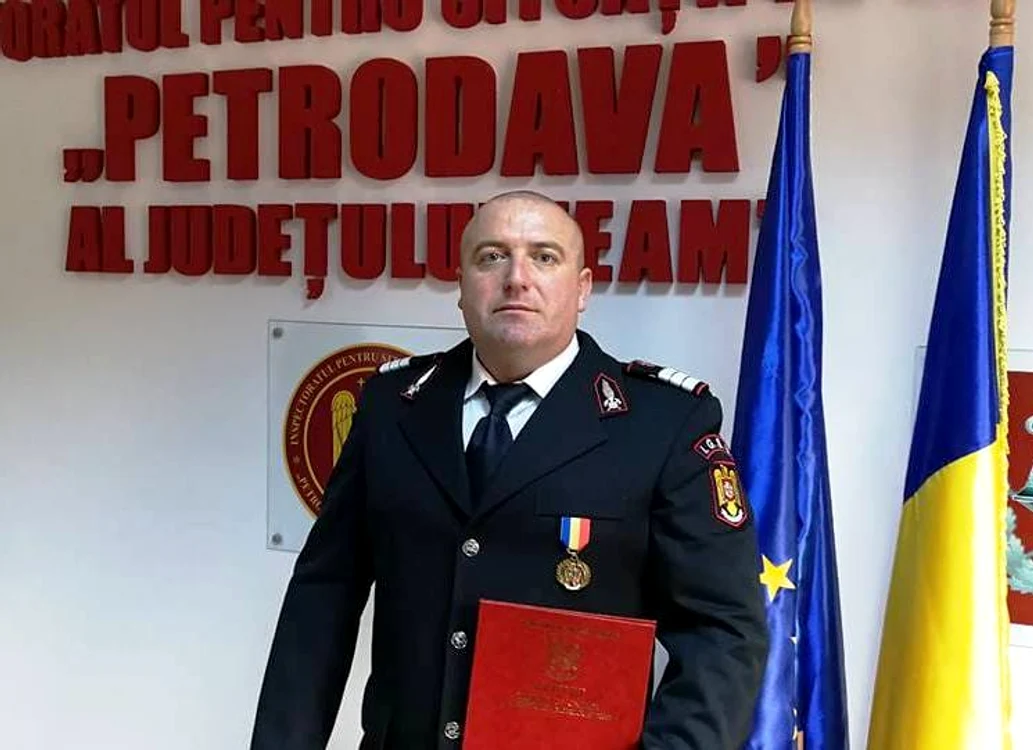 Pompierul Ciprian Manoliu îi găzduiește pe cei rămași fără casă FOTO ISU Neamț