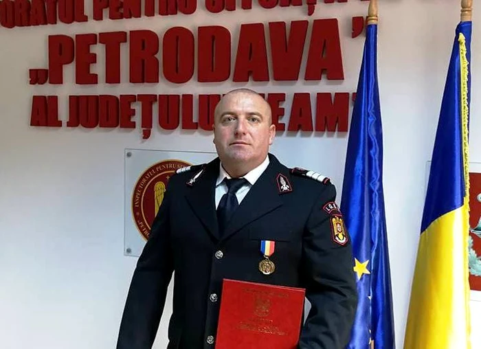 Pompierul Ciprian Manoliu îi găzduiește pe cei rămași fără casă FOTO ISU Neamț