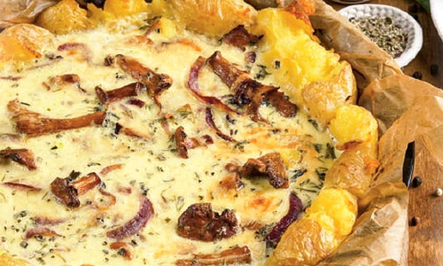 trata rustica cu cartofi zdrobiti si galbiori jpg