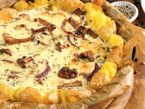 trata rustica cu cartofi zdrobiti si galbiori jpg