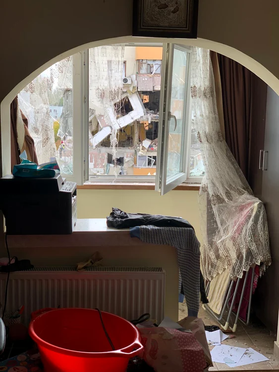 Din apartamentul domnului Brad se vede blocul explodat