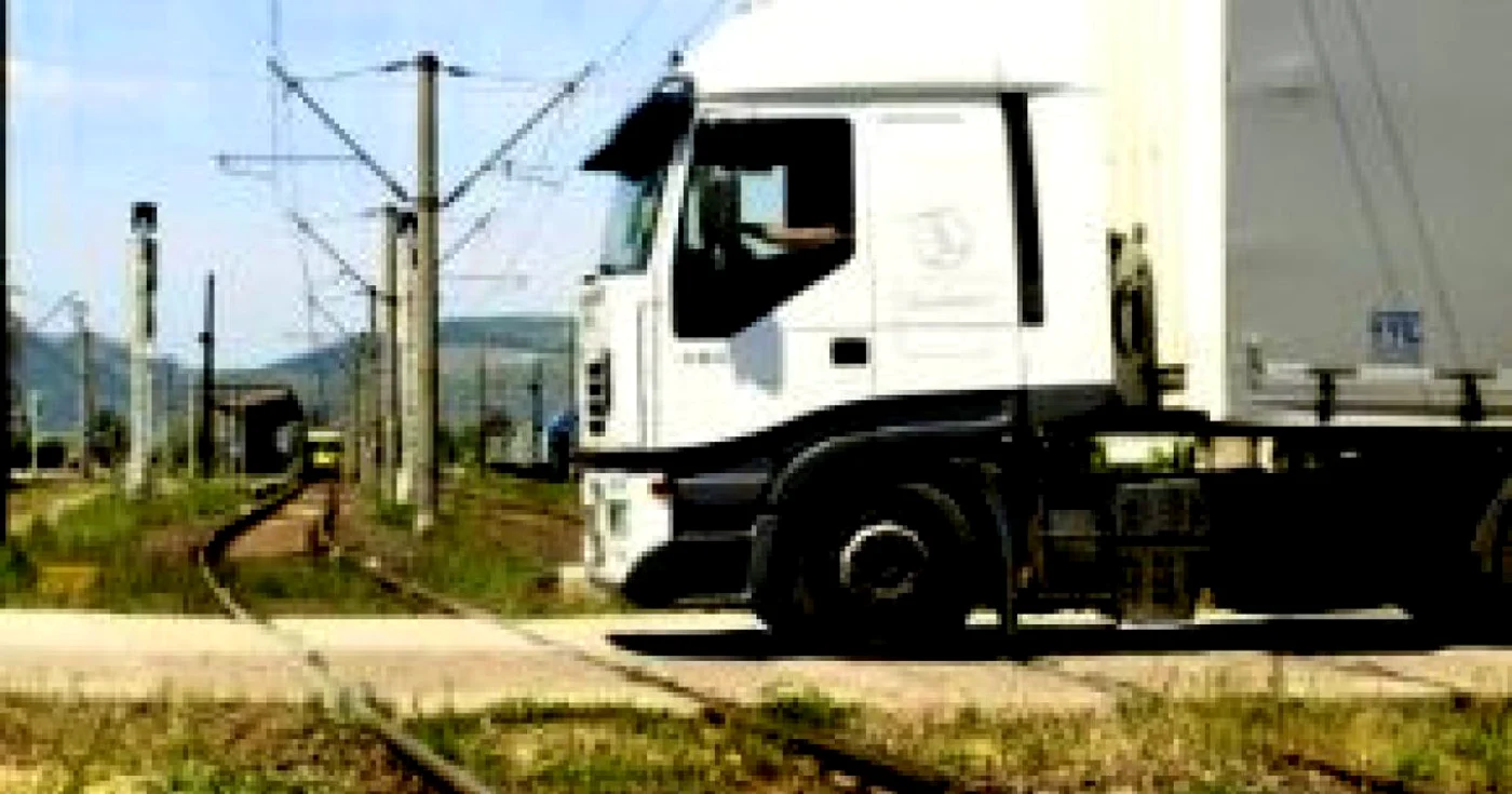 Hunedoara: VIDEO Inconştienţă morbidă – Şoferii taie calea trenurilor