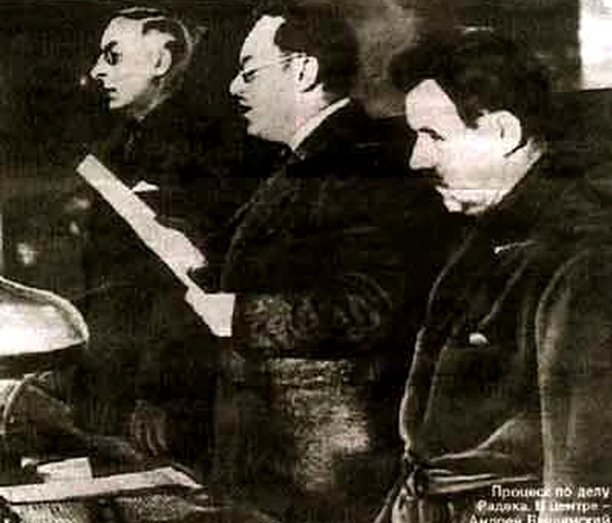 Procurorul Andrei Vîșinski (centru) citind acuzațiile în timpul unui proces-spectacol din 1937