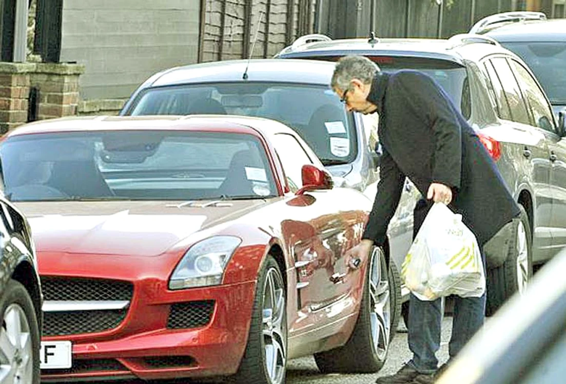 Rowan Atkinson (59 de ani) nici nu se uită la bani atunci când vine vorba de marea lui pasiune pentru automobile scumpe