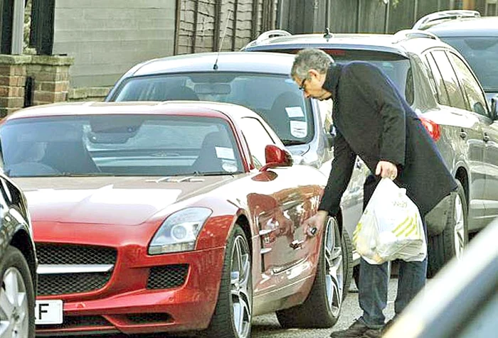 Rowan Atkinson (59 de ani) nici nu se uită la bani atunci când vine vorba de marea lui pasiune pentru automobile scumpe