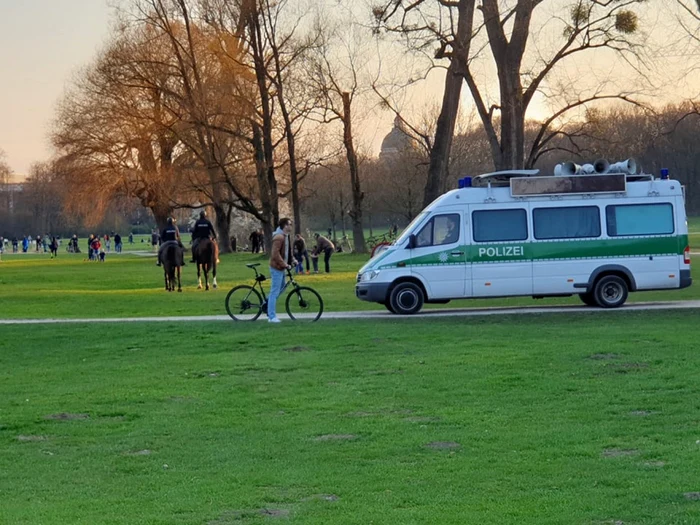 Unul dintre cele mai populare parcuri din Munchen este plin de oameni. FOTO: Arhivă personală