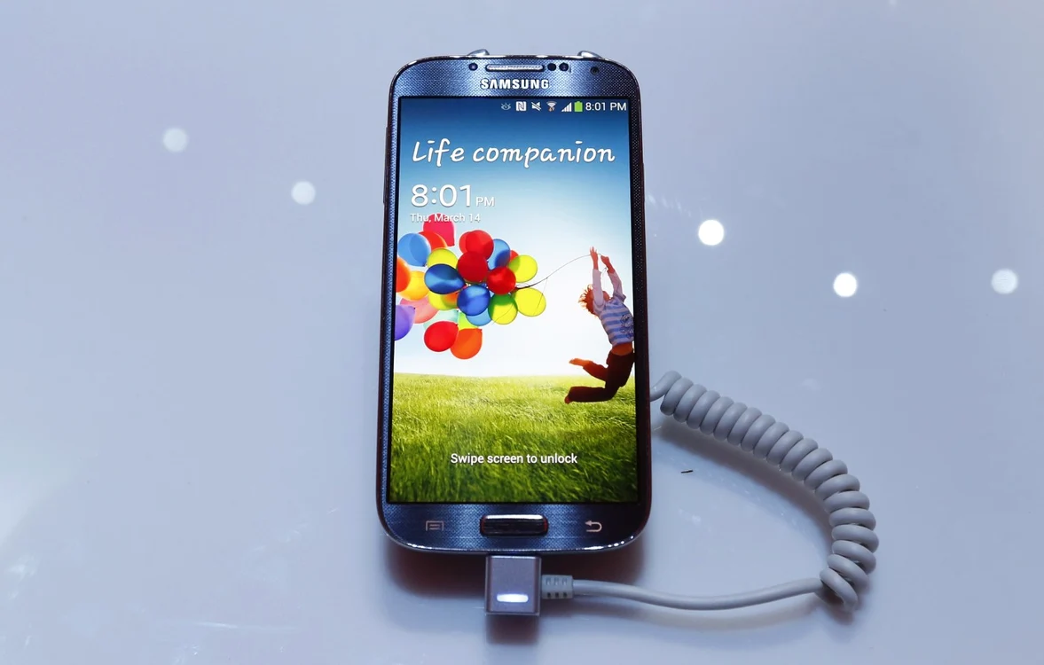 Samsung Galaxy S4 i-a cucerit pe chinezi cu ecranul Full HD şi procesorul puternic FOTO Reuters