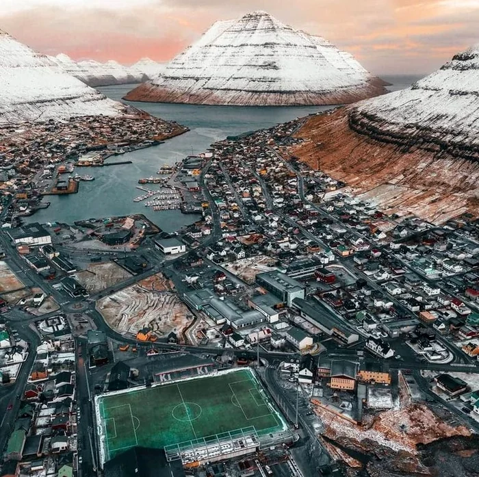 Stadionul din Klaksvik, situat într-un decor încântător. Foto Wikipedia