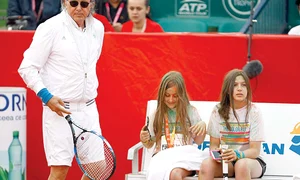 Primul lider ATP  din istorie a venit  însoţit de cele  două fetiţe jpeg