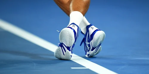 Picioarele sârbului Novak Djokovic sunt fotografiate în partida contra francezului Lucas Pouille în timpul turneului de tenis Australian Open la Melbourne Australia FOTO EPA-EFE / Lukas Coch