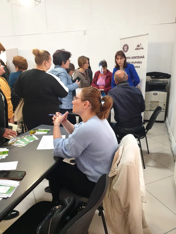 Sute de persoane au avut ocazia să consulte oferta angajatorilor din Caracal FOTO: AJOFM Olt