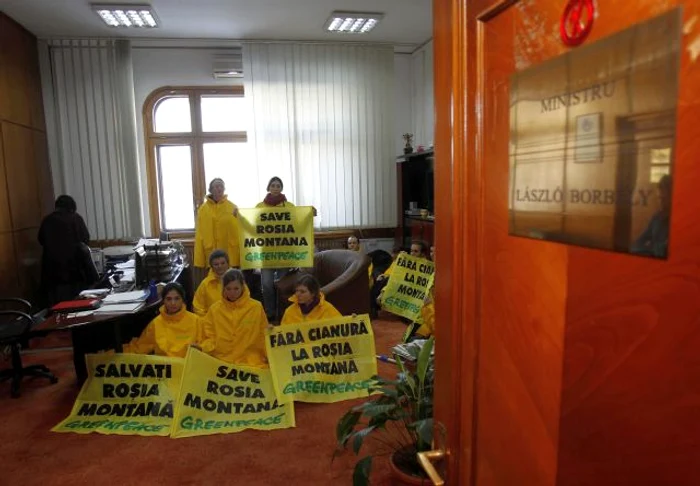 Activiştii Greenpeace s-au legat cu lanţuri în biroul ministrului Borbely (Foto: Reuters)