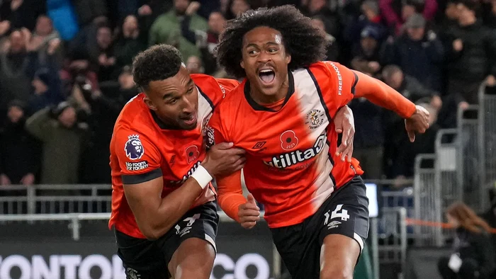 Tahith Chong (dreapta) a deschis scorul pentru Luton Town