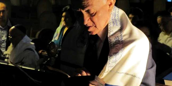 Andrei Ghidali a ţinut prima parte a rugăciunilor din Sinagogă Foto