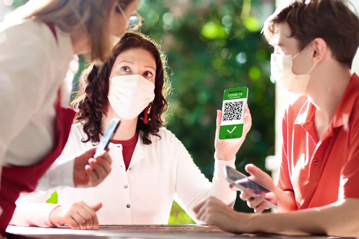 
    Angajații restaurantului pot verifica rapid și ușor certificatele COVID, prin aplicația „Check DCC”Foto: Shutterstock  