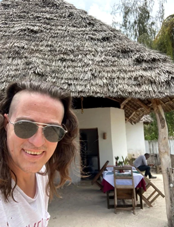 Actorul a cunoscut o lume nouă și oameni minunați în Zanzibar