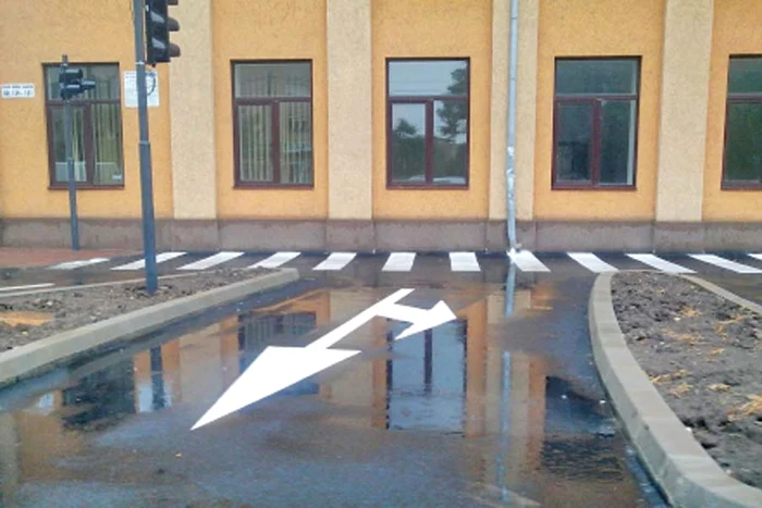 În această imagine  se văd patru indicatoare,  amplasate în parcare (Fotografii: Dorin Constanda/ Click!)