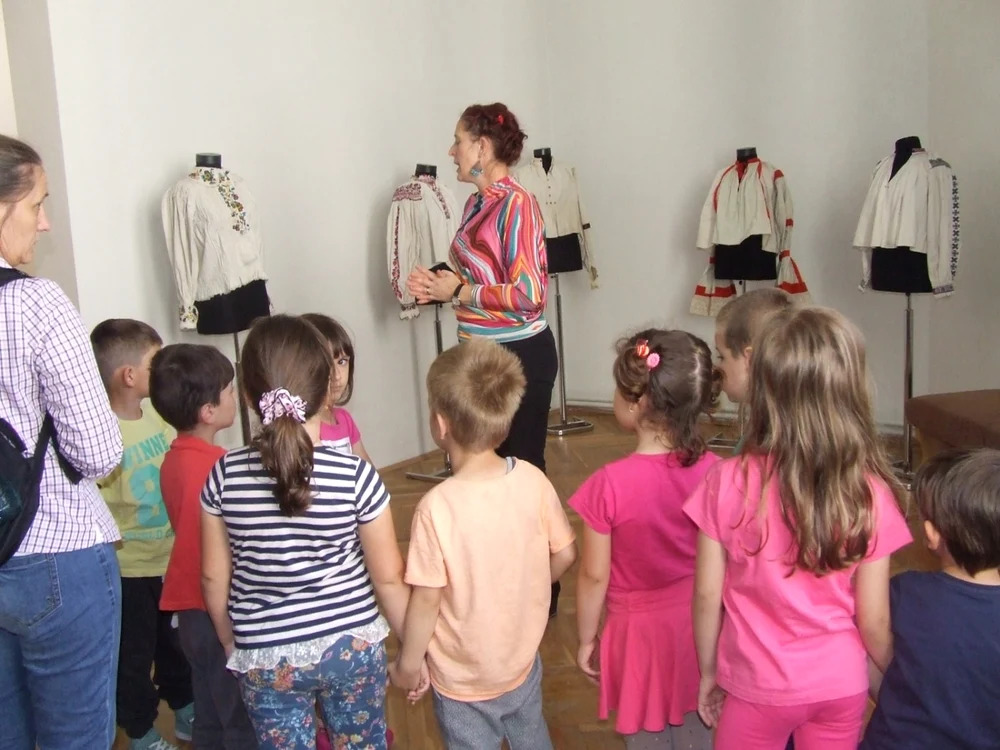 Evenimentul va cuprinde şi o expoziţie de cămăşi tradiţionale FOTO Arhivă