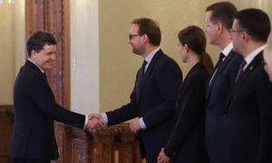 Nicușor Dan, președintele României, se întâlnește cu reprezentanții PSD, PNL și USR în timpul consultărilor cu partidele şi formaţiunile politice parlamentare în vederea desemnării candidatului la funcţia de prim-ministru, la Palatul Cotroceni din Bu