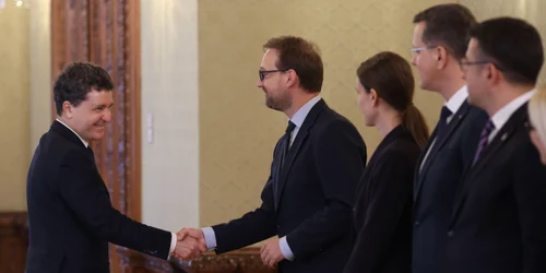Nicușor Dan, președintele României, se întâlnește cu reprezentanții PSD, PNL și USR în timpul consultărilor cu partidele şi formaţiunile politice parlamentare în vederea desemnării candidatului la funcţia de prim-ministru, la Palatul Cotroceni din Bu