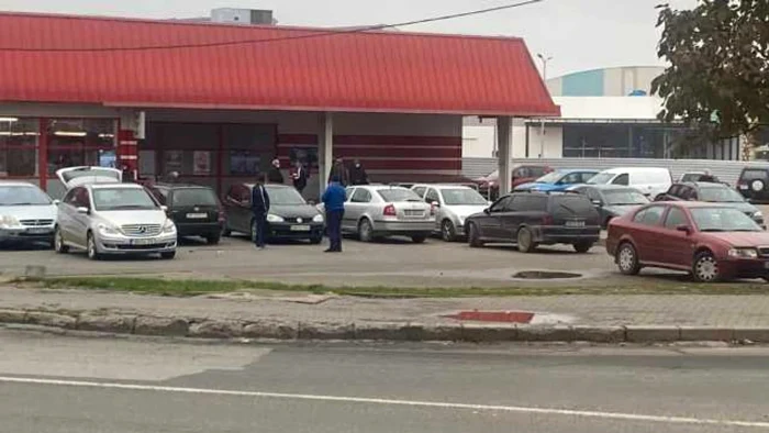 Parcarea unui supermarket este zona de întâlnire a „rechinilor” FOTO Adevărul