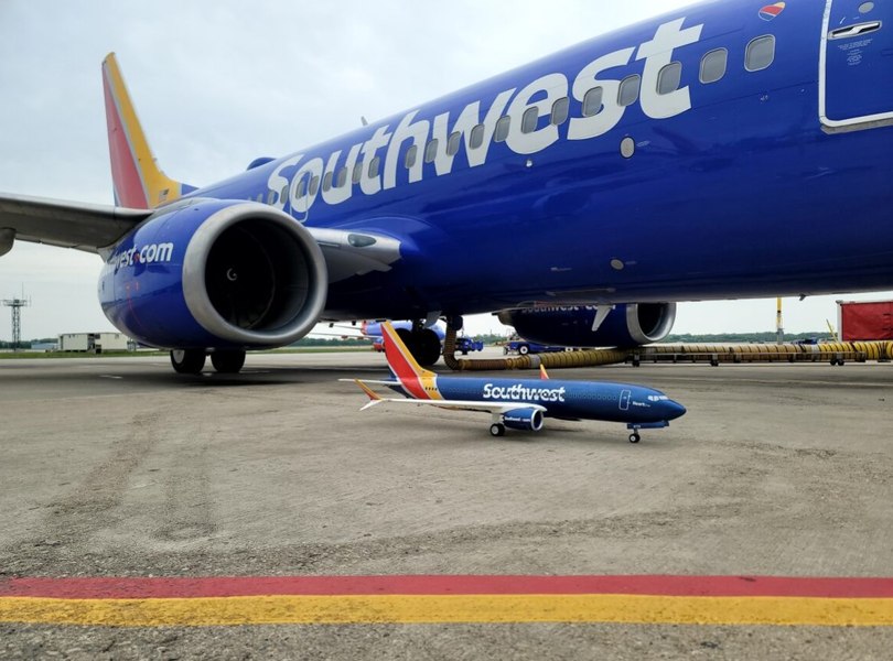 Potniško letalo je drastično zmanjšalo višino zaradi izogibanja trku z vojaškim letalom