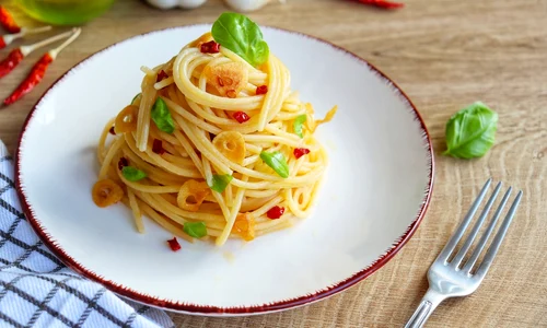 Spaghete picante  Sursa foto shutterstock 2133441185 jpg