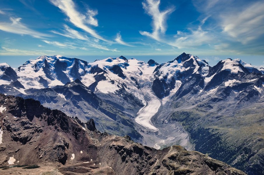 Un excursionist căzut într-o crevasă a fost salvat datorită câinelui său. Ce a făcut „eroul patruped”