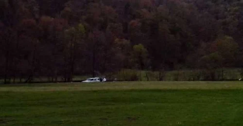 la iarba verde picnic si gratar pe malul Carasului