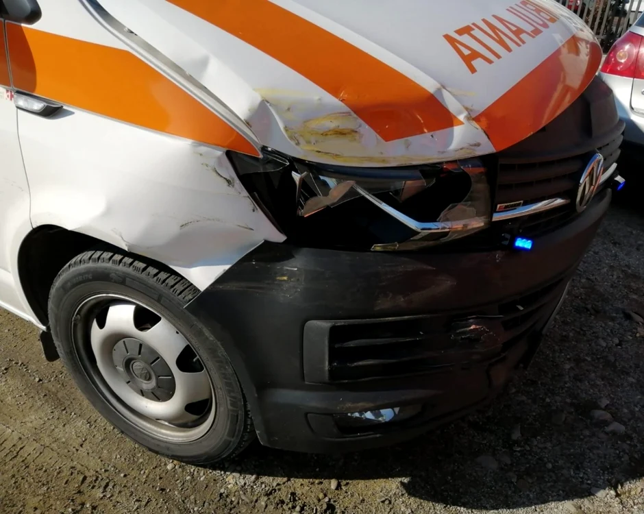 Autospeciala implicată în coliziune a ajuns la service, un alt echipaj plecând către cpacientul suspect COVID FOTO: martor