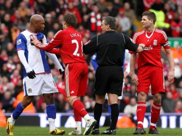 El Hadji Diouf (alb-albastru) a jucat la Liverpool între 2002-2005