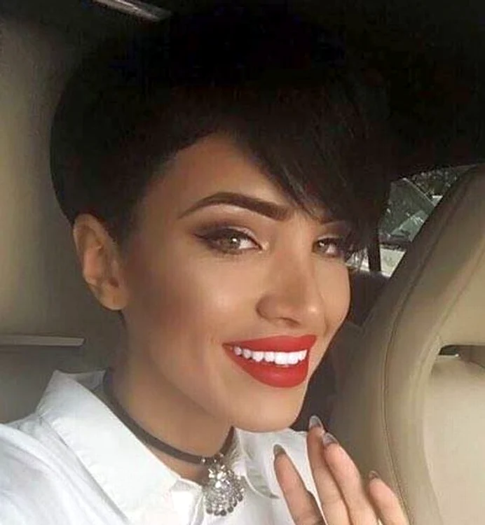 Adelina a fost felicitată de stilişti pentru tunsoarea pixie