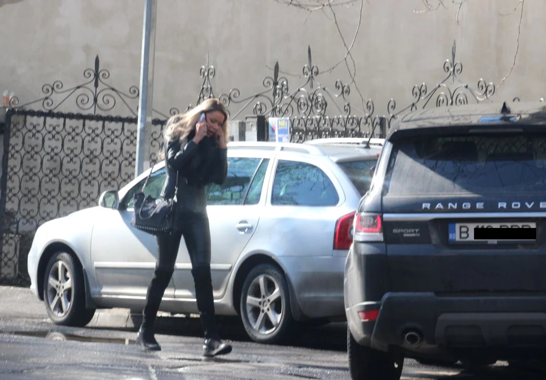 
    Bianca Drăguşanu a vorbit continuu la telefonFoto:Blitz  