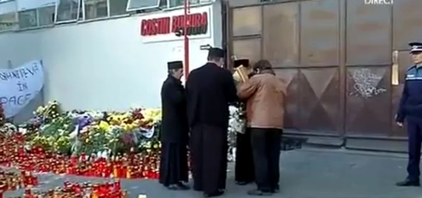 Trei preoţi au mers marţi, 3 noiembrie, la clubul Colectiv pentru a ţine o slujbă