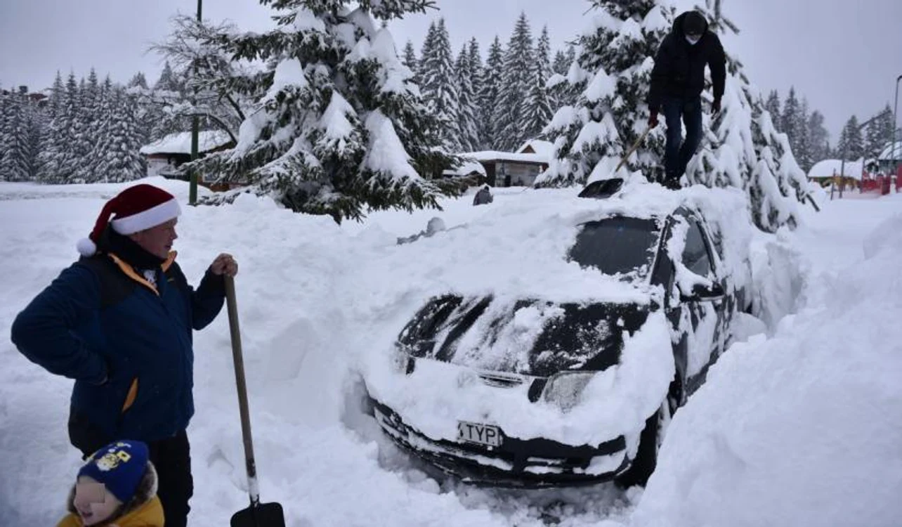 Mașini blocate în nămeți