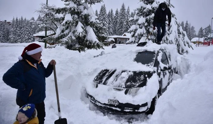 Mașini blocate în nămeți
