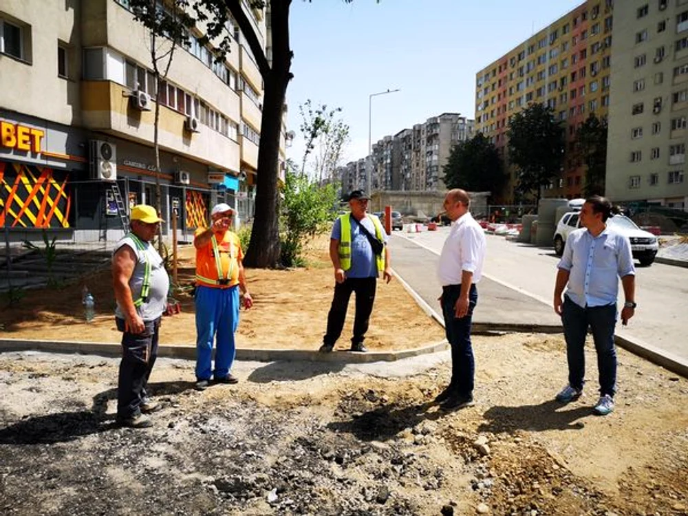 
    Primarul sectorului 2, Radu Mihaiu, a verificat ritmul lucrărilor la Pasajul Doamna Ghica Fotografii: Facebook/Radu Mihaiu  