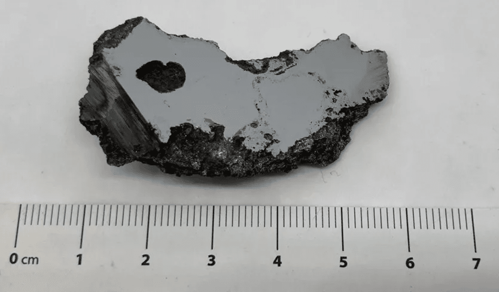 Două minerale care n-au mai fost văzute pe Pământ, descoperite într-un meteorit de 15 tone 
