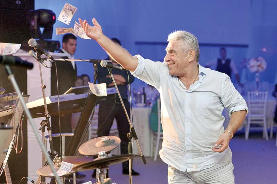 
    Giovani Becali  are de ispăşit  o pedeapsâ  cu închisoarea  de 6 ani şi 4 luni  în “Dosarul  Transferurilor”  