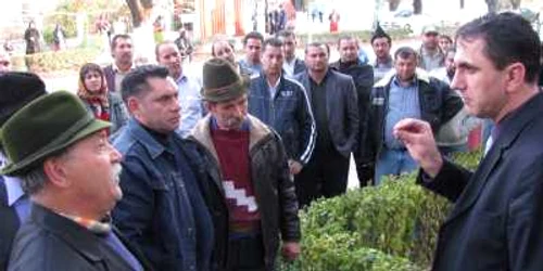 Adjunctul IPJ Dâmboviţa, cms Danil Zepişi, în discuţie cu bulibaşa