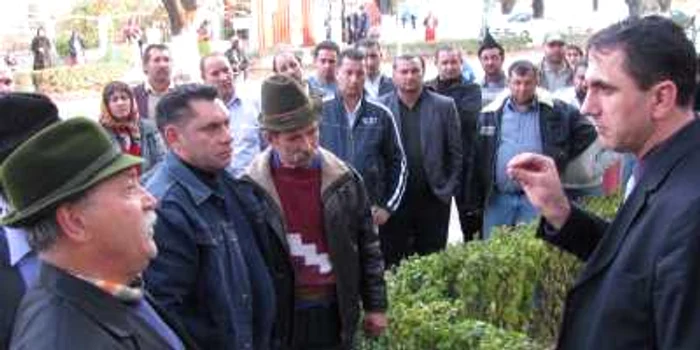 Adjunctul IPJ Dâmboviţa, cms Danil Zepişi, în discuţie cu bulibaşa