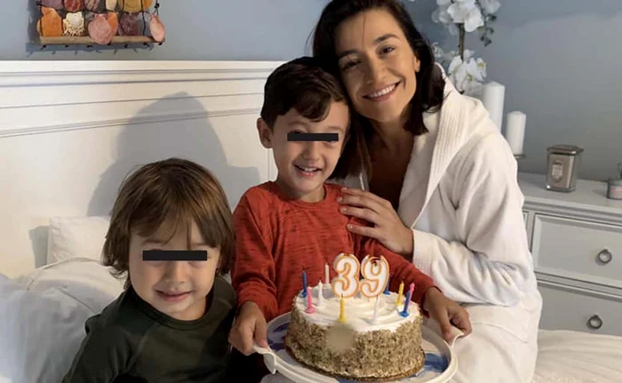 Solista este ajutată de mama ei, Domnica