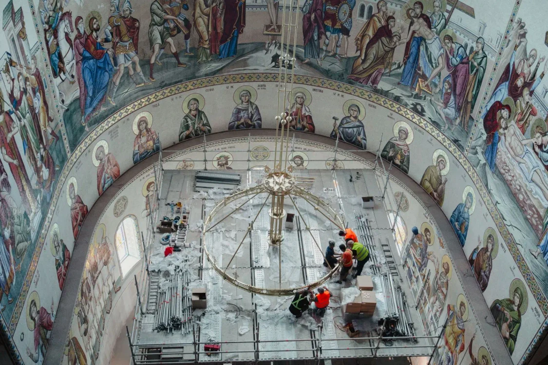 Primul candelabru montat la Catedrala Neamului
