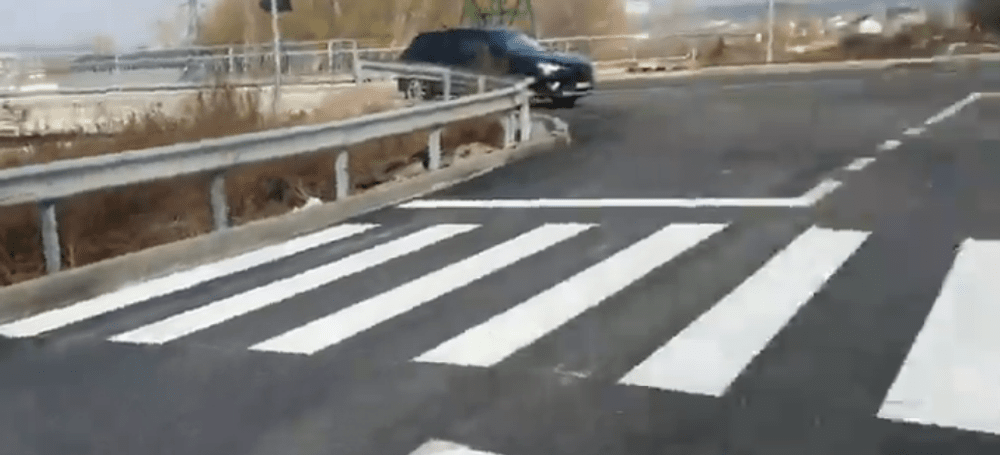 Trecerea de pietoni care dă din parapet în groapă, „lucrarea anului” marca Dorel VIDEO 