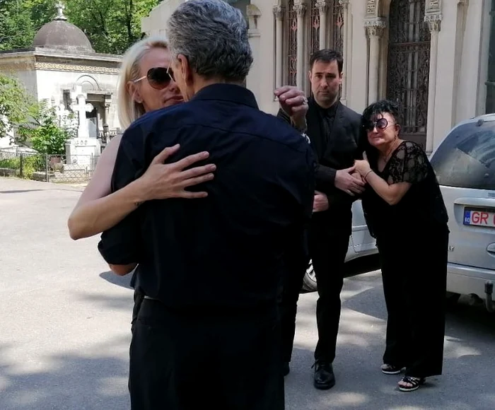 Catrinel sandu, consolată de un prieten. În spate se vede cum Steve are grijă de mama vedetei, Mia Sandu