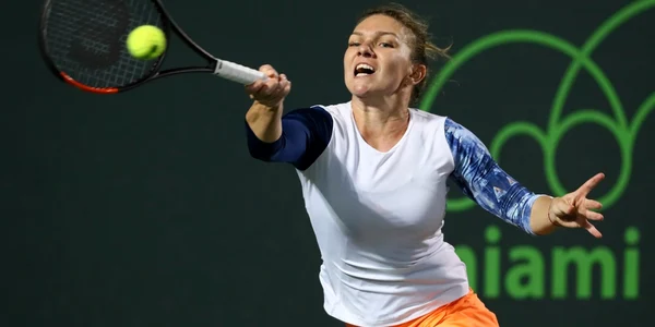 Simona Halep loveşte o minge în partida contra australiencei Samantha Stosur la turneul Miami Open la centrul de tenis Crandon Park în Key Biscayne Florida FOTO Guliver / Getty Images / Al Bello 